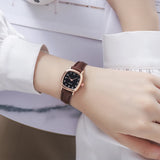 Montre femme moderne bracelet cuir marron cadran rond noir chiffres arabes argentés