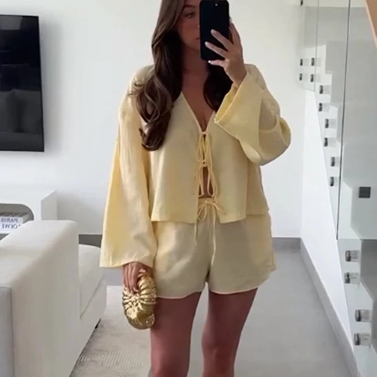 Conjunto elegante de manga larga con top de cuello en V y pantalones cortos de cintura alta