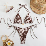 Gros plan sur le tissu du bikini et du paréo, imprimé fleur d'hibiscus coloré