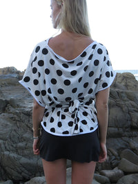 T-shirt femme à une épaule et imprimé à pois