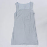 Robe courte bohème bleu clair en lin et coton avec col carré, vue à plat