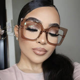 Lunettes de lecture surdimensionnées avec monture carrée pour femmes.