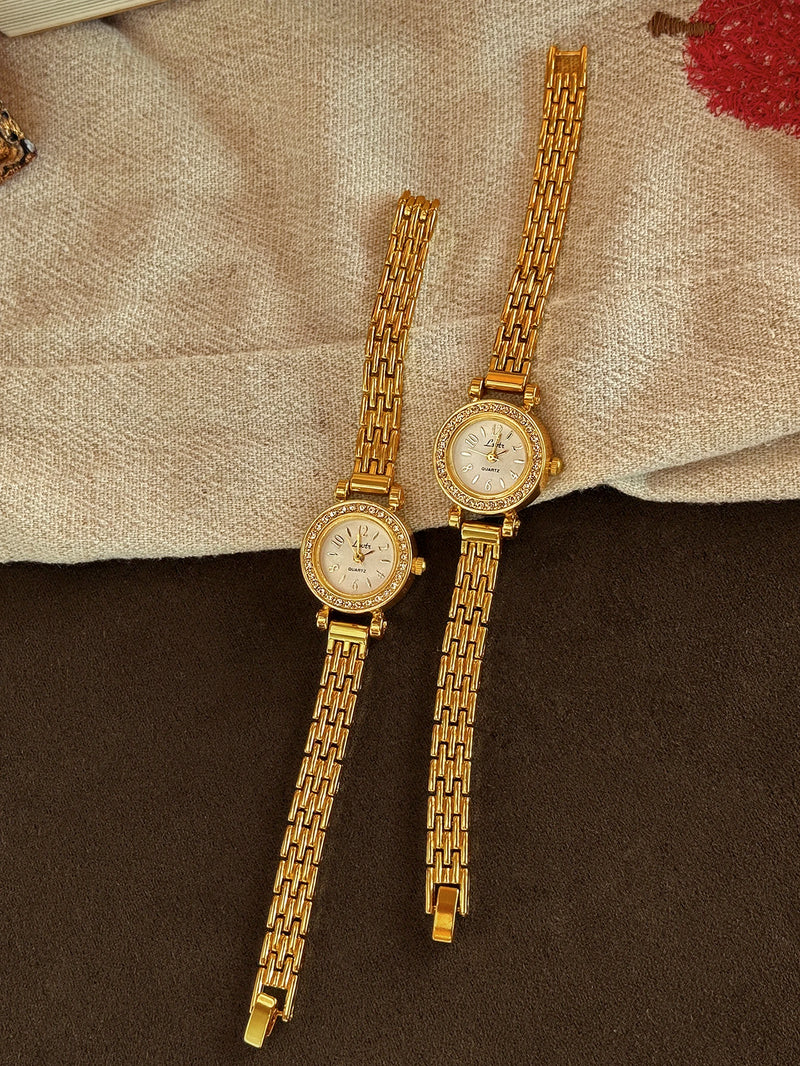 Deux montres bracelet dorées élégantes pour femme sur fond textile