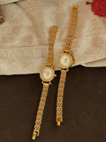 Deux montres bracelet dorées élégantes pour femme sur fond textile