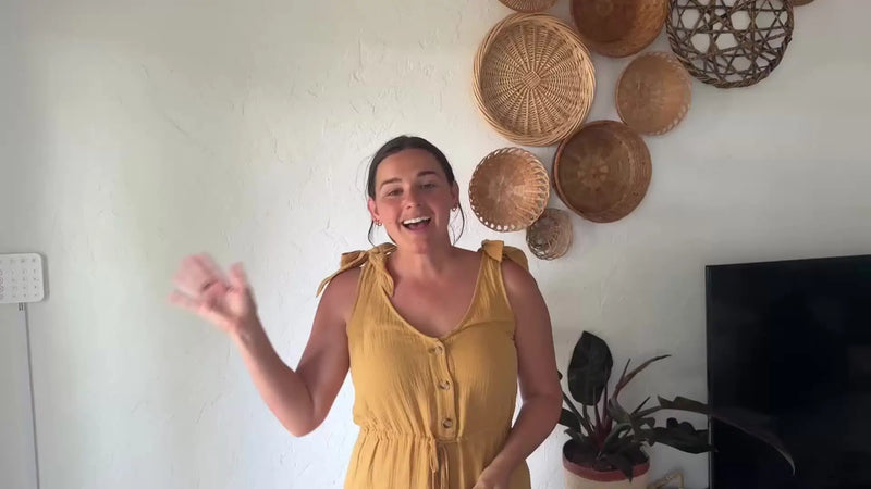 Femme souriante saluant, ambiance naturelle