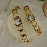 Deux montres femme luxe bohème dorées, cadrans nacre, sur support clair