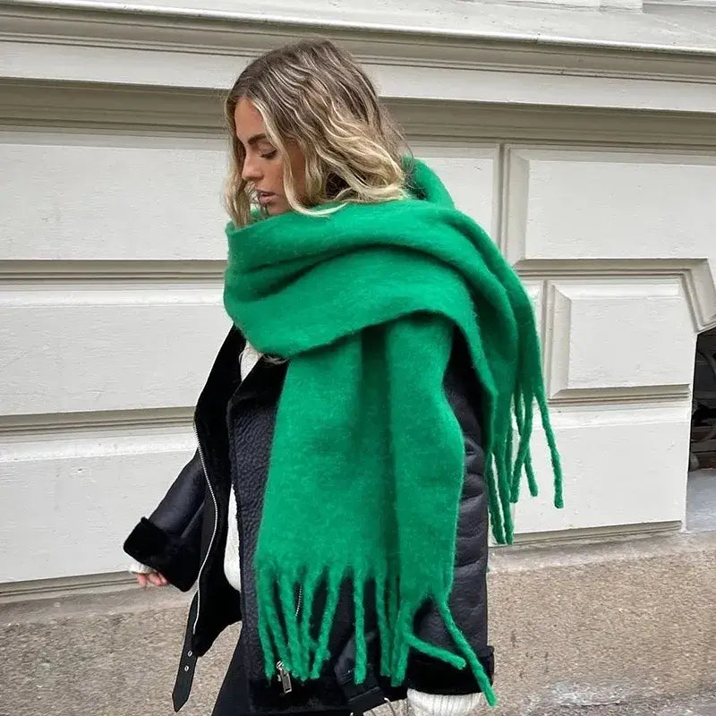 Thick scarf in solid color