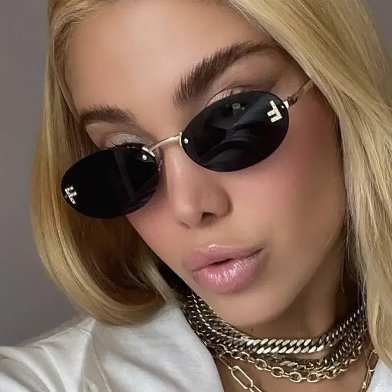 Gafas de sol ovaladas y elegantes para mujer.
