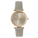 Montre femme bracelet cuir gris, cadran gris chiffres romains dorés et strass, sur fond blanc