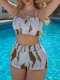 Vue de côté d'un bikini short taille haute sur une femme