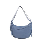 Sac bandoulière 'Dumpling' bleu ciel, vue de face sur fond blanc