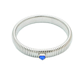 Gros plan sur la finition plaqué or 18K du bracelet jonc serpent