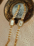 Détail de deux montres femme dorées avec perles et cadran élégant