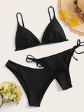 Bikini push up noir 3 pièces avec haut triangle et deux culottes, une taille basse et une avec liens ajustables, avec fleur et lunettes de soleil