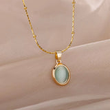 Collier doré avec pendentif carré en pierre noire