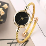 Vue d'ensemble de la montre bracelet dorée et son cadran blanc