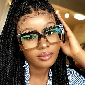 Lunettes à montures carrées surdimensionnées transparentes pour femmes.