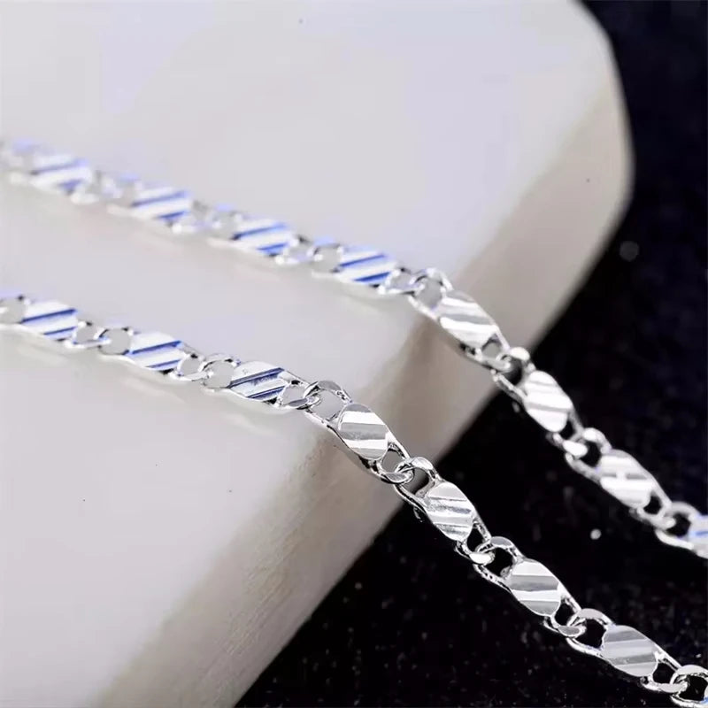 Collier chaîne maille marine argent 925 argenté sur fond blanc