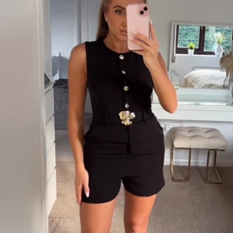 Conjunto elegante negro sin mangas para mujer con cinturón y botones