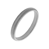 Bracelet jonc serpent fin en acier inoxydable, vue de dessus sur fond blanc