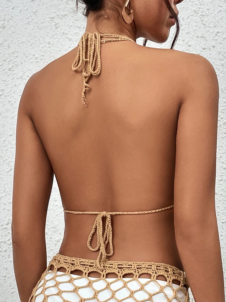 Dos d'un haut de bikini en crochet kaki avec liens à nouer