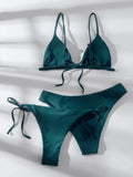 Bikini push up vert émeraude 3 pièces, haut triangle et deux bas, un taille basse et un à nouer, avec des ombres artistiques