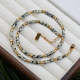 Collier Ras du Cou Élégant en Perles Tubulaires et Pierres Naturelles
