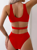 Dos d'une femme portant un maillot de bain une pièce rouge évidé, coupes élégantes