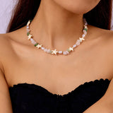 Collier fantaisie perles irrégulières vertes, roses et blanches avec étoiles de mer dorées et fausses perles pour femme