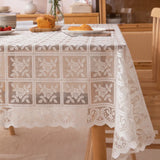 Mantel de lino beige con motivos de encaje