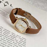 Montre femme Naidu bracelet blanc, cadran doré, fermoir et texture du bracelet