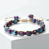 Bracelet bohème perles pierre impériale violet et bleu tressé main sur fond blanc