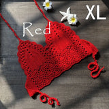 Bralette crochet bohème couleur rouge taille XL sur fond bois, avec étoile de mer et fleur de frangipanier