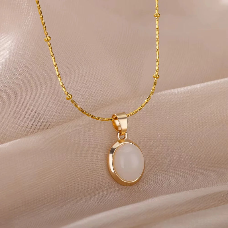 Collier doré avec pendentif ovale en pierre opale blanche