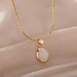 Collier doré avec pendentif ovale en pierre opale blanche