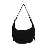 Sac bandoulière 'Dumpling' noir, vue de face sur fond blanc