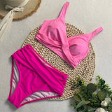 Bikini taille haute rose vif, haut croisé et culotte gainante, idéal pour la plage