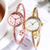 Détail du fermoir d'une montre bracelet argentée