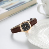 Montre femme classique bracelet cuir noir cadran carré noir chiffres arabes argentés