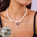 Collier ras-du-cou perles coquillages naturelles et pendentif étoile de mer dorée sur fond beige