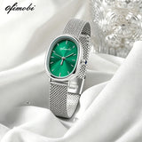 Montre femme cadran ovale vert avec bracelet milanais argenté sur tissu blanc