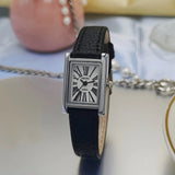 Montre femme cadran blanc chiffres romains, bracelet gris clair