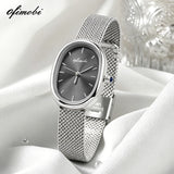 Montre femme cadran ovale gris avec bracelet milanais argenté sur tissu blanc