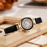 Montre femme bohème chic avec bracelet en cuir noir sur fond blanc