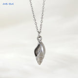 Collier doré avec pendentif coquillage et perle, vue aérienne
