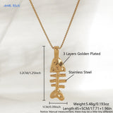 Collier doré avec pendentif arête de poisson stylisée, dimensions indiquées