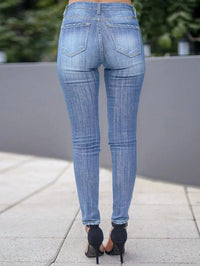 Jean bleu pour femmes, taille haute, coupe slim et style tendance assorti.