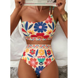 Femme relaxée portant un bikini floral multicolore sur fond clair