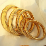 Bracelet jonc serpent plaqué or 18K, style rétro, empilé sur tissu clair