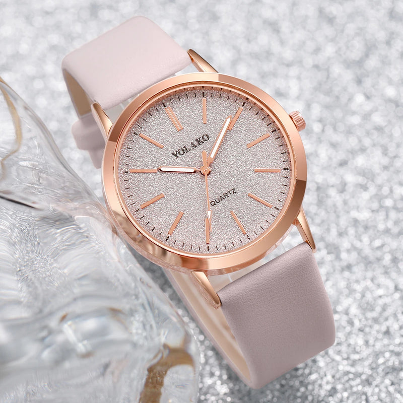 Montre quartz femme cadran scintillant rose pâle, bracelet en cuir souple rose sur fond pailleté